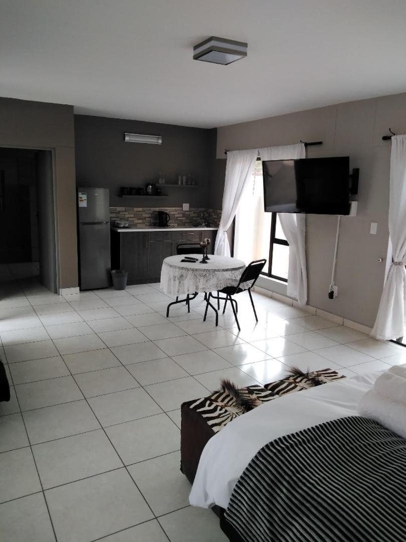 Die Windpomp Guesthouse Gobabis Buitenkant foto